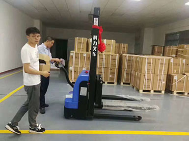 連華工業(yè)采購科力電動(dòng)堆高車(chē)順利交車(chē)于倉庫使用