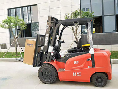 漳州分公司銷(xiāo)售團隊成功銷(xiāo)售廈工3.5噸電動(dòng)叉車(chē)壹臺