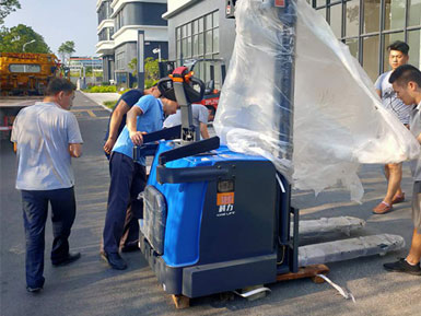 科力電動(dòng)堆高車(chē)進(jìn)行裝卸、堆高、堆垛和短距離運輸作業(yè)
