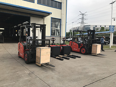 廈門(mén)某大型機械采購1批廈工電動(dòng)叉車(chē)電動(dòng)搬運車(chē)和柴油叉車(chē)