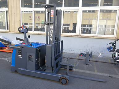 廈門(mén)某公司采購科力2噸電動(dòng)前移式叉車(chē)順利交車(chē)