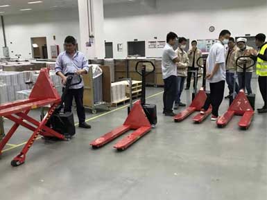 電動(dòng)高升程搬運車(chē)交付使用，感謝廠(chǎng)家羅總親自跟客戶(hù)講解操作方法！